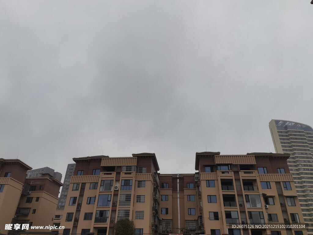 阴天中的多层居民楼
