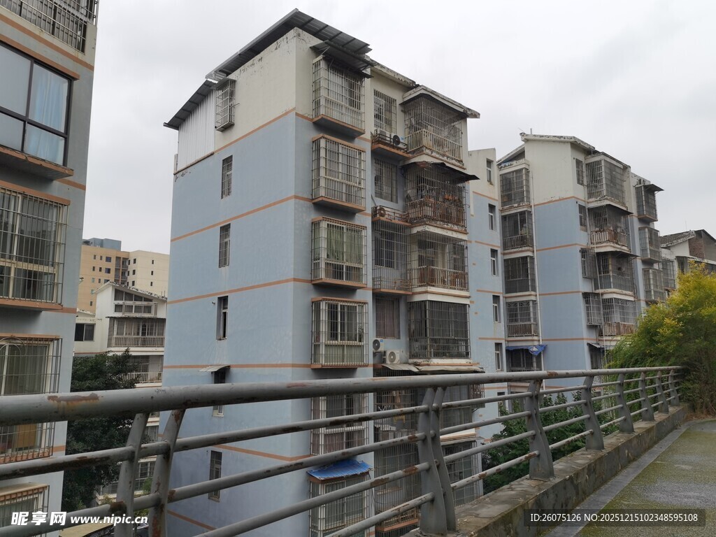 河畔多层居民楼景观