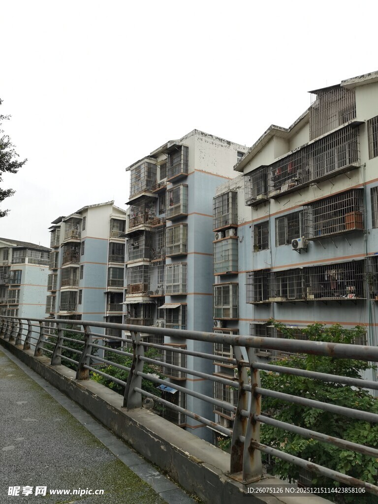 多层居民楼旁的绿道