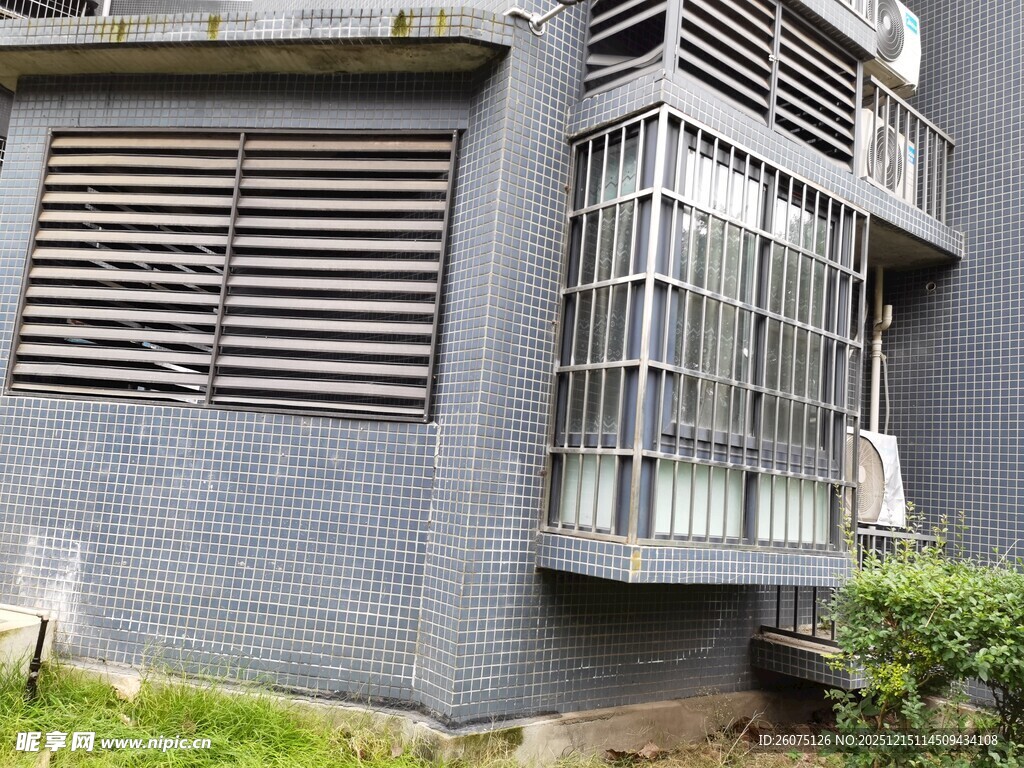 灰色建筑外的金属防护栏