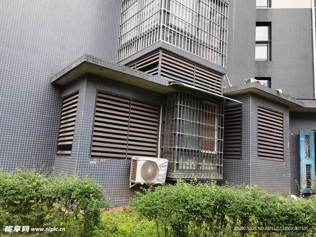 灰色建筑外的空调外机