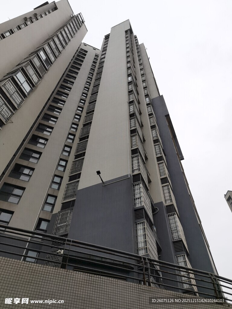 高耸入云的现代高层住宅