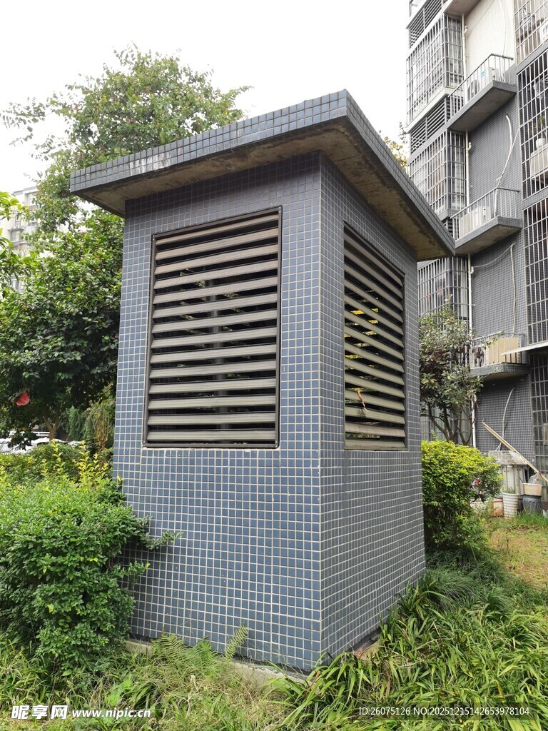 户外灰色通风设备小屋