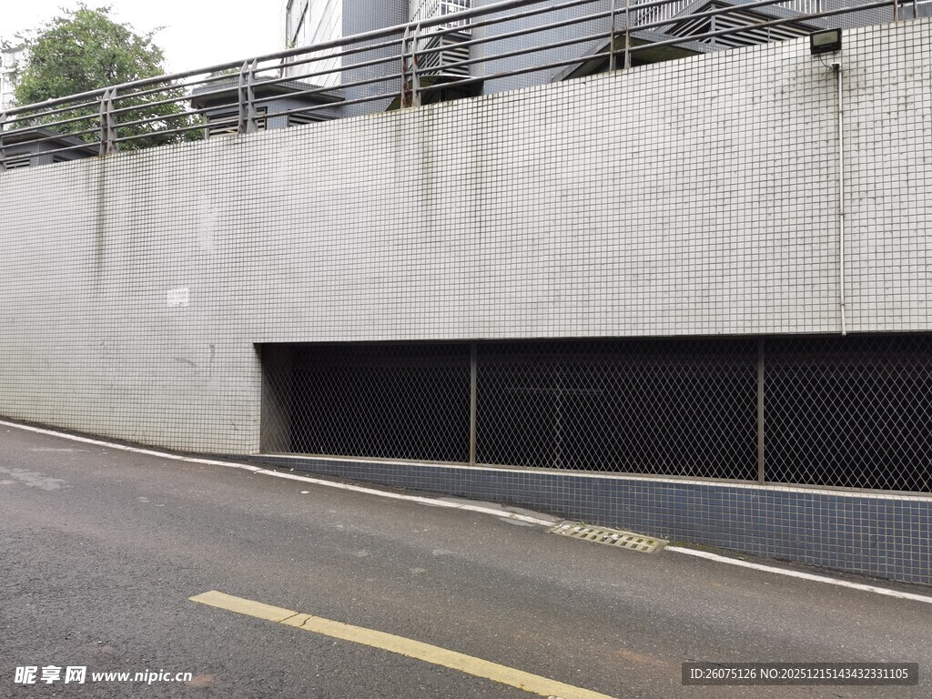 城市道路旁的地下通道入口
