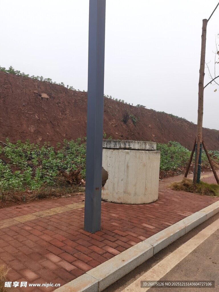 户外砖砌设施与绿植景观