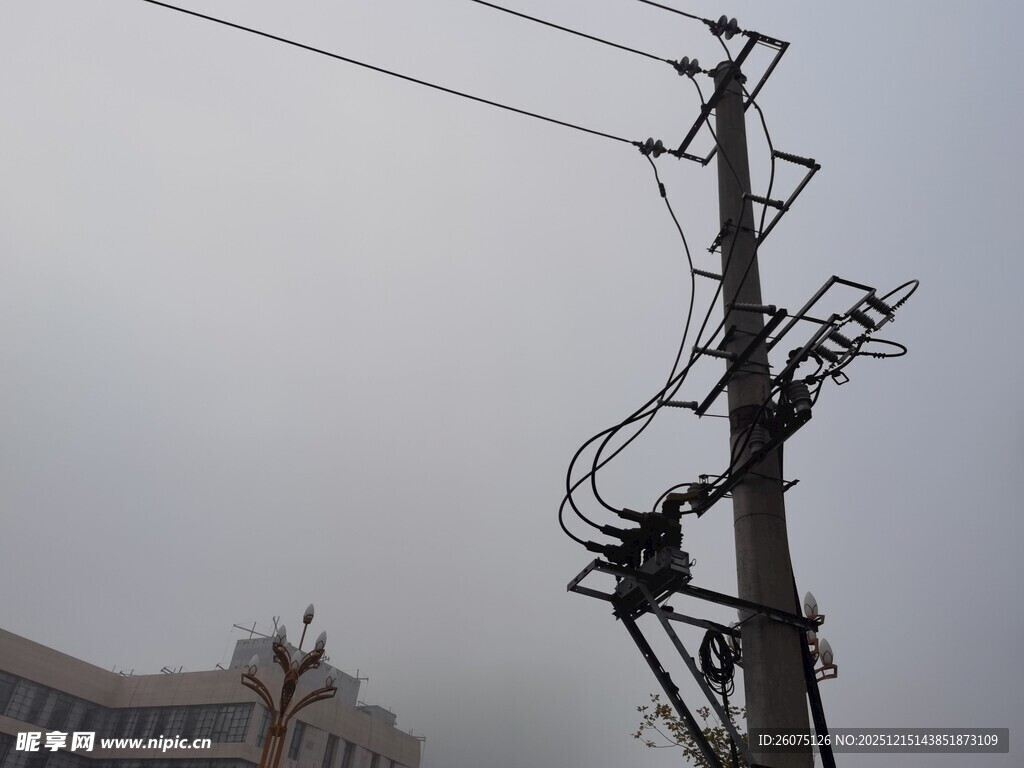 电工高空作业于电线杆