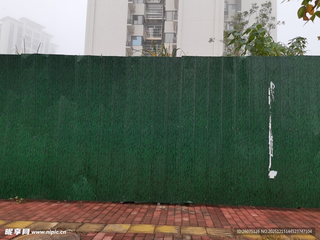 绿色施工围挡城市一角