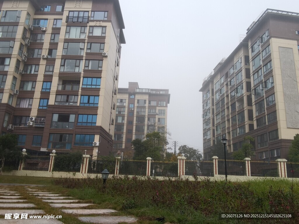 小区住宅楼与绿化景观