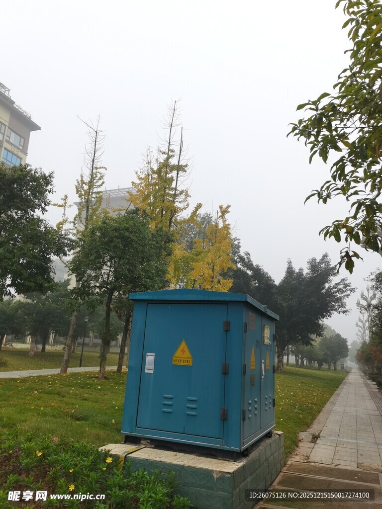 户外蓝色配电箱