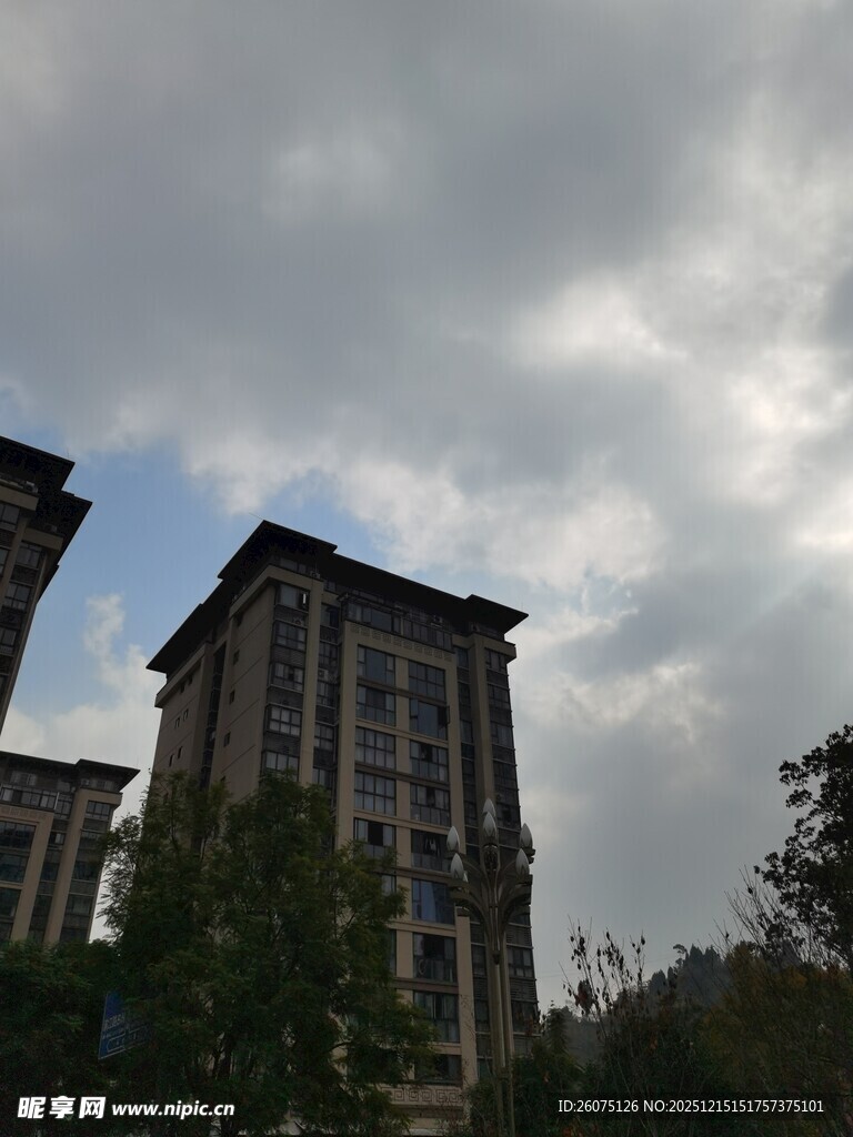 阴天中的高楼建筑