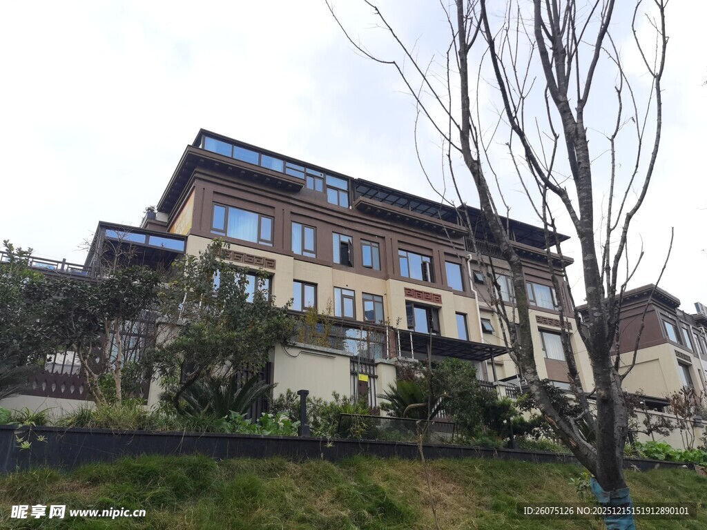 山间精致多层住宅建筑