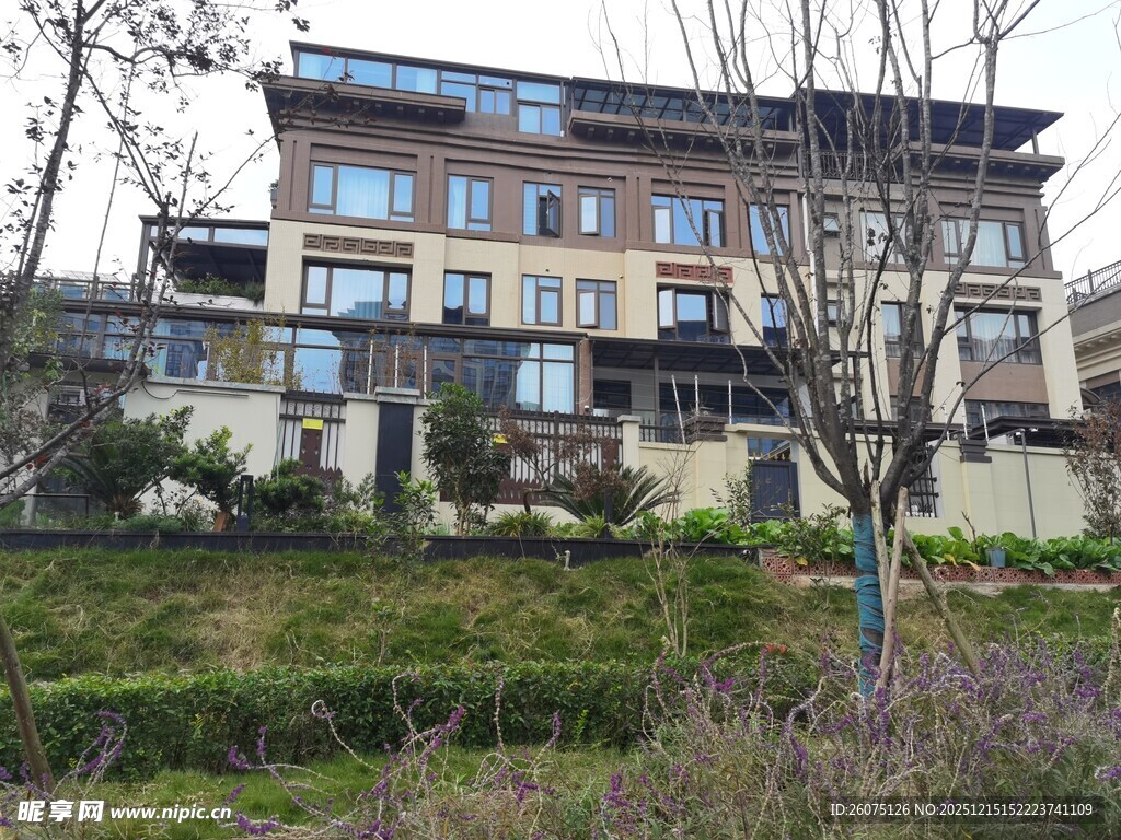 山间多层建筑景观