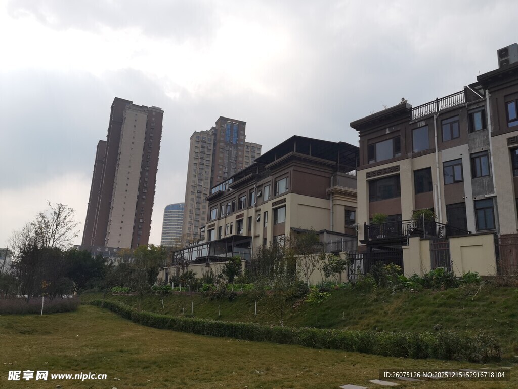 现代与传统结合的城市建筑群