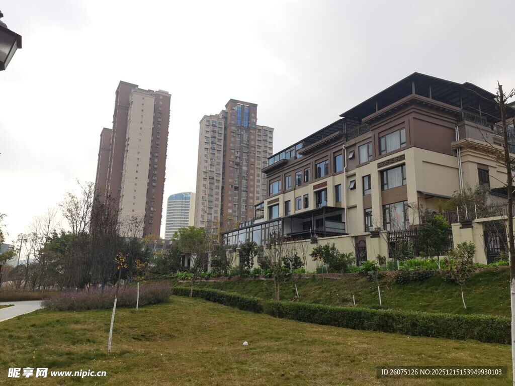 城市中错落的现代建筑群