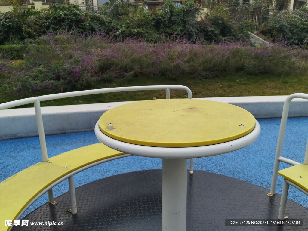 户外休闲黄色桌椅组合