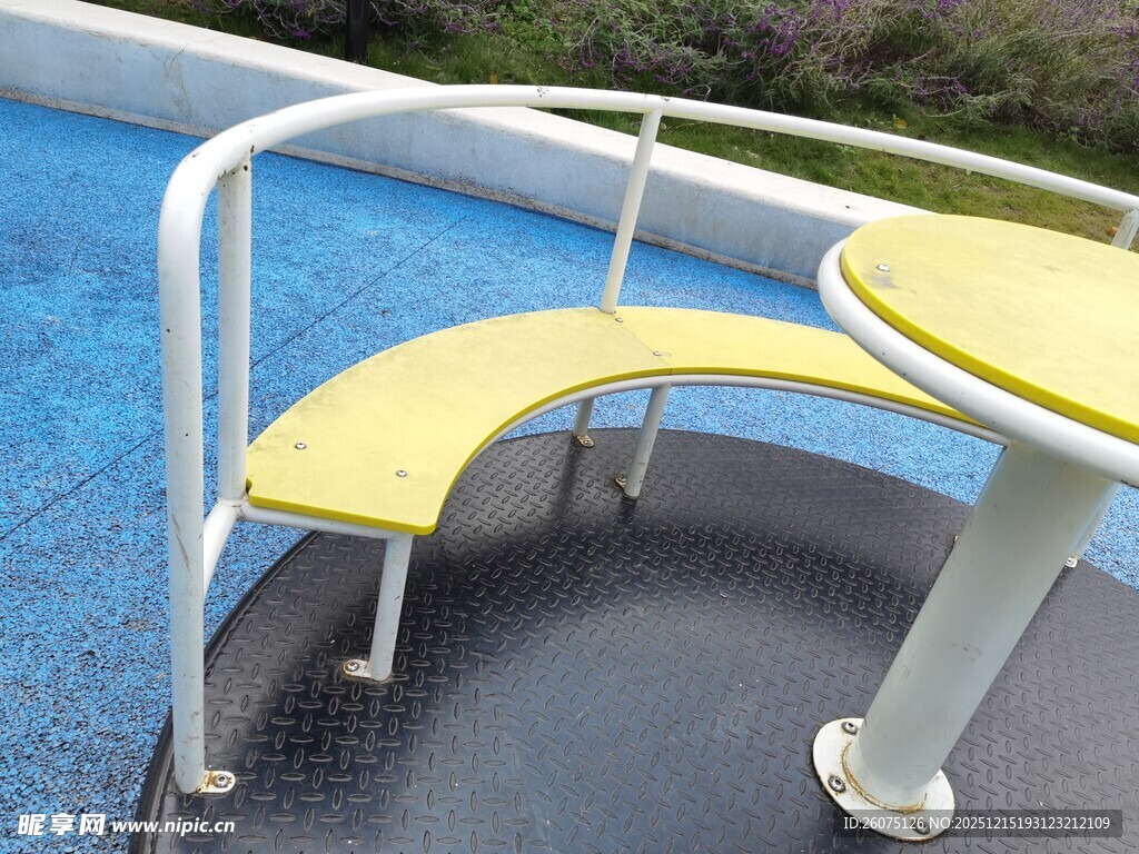 泳池边的黄色座椅设施