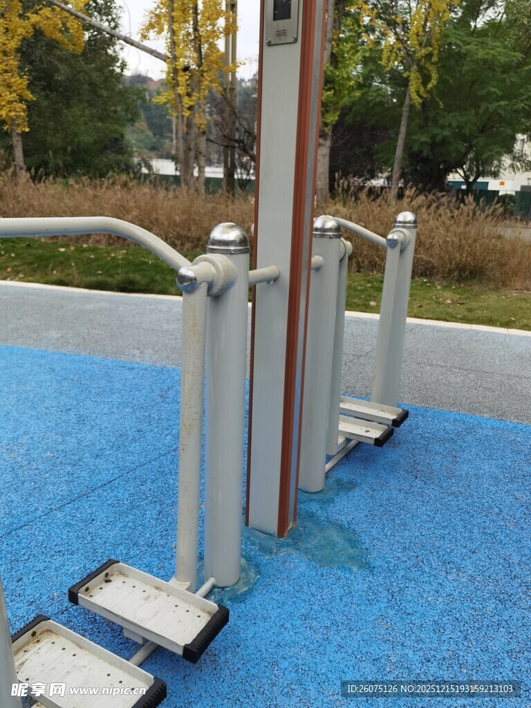 户外蓝色地面健身器材