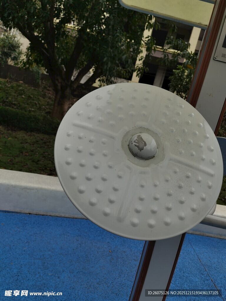 户外白色多孔圆形物件