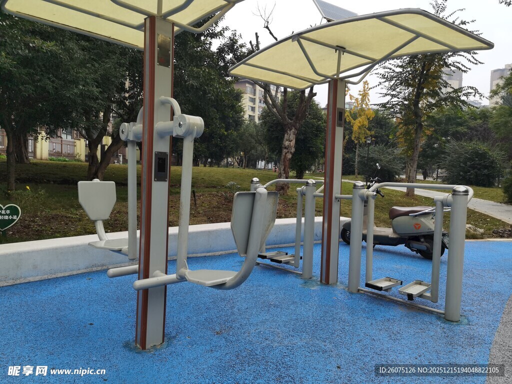 户外蓝色地面健身器材区