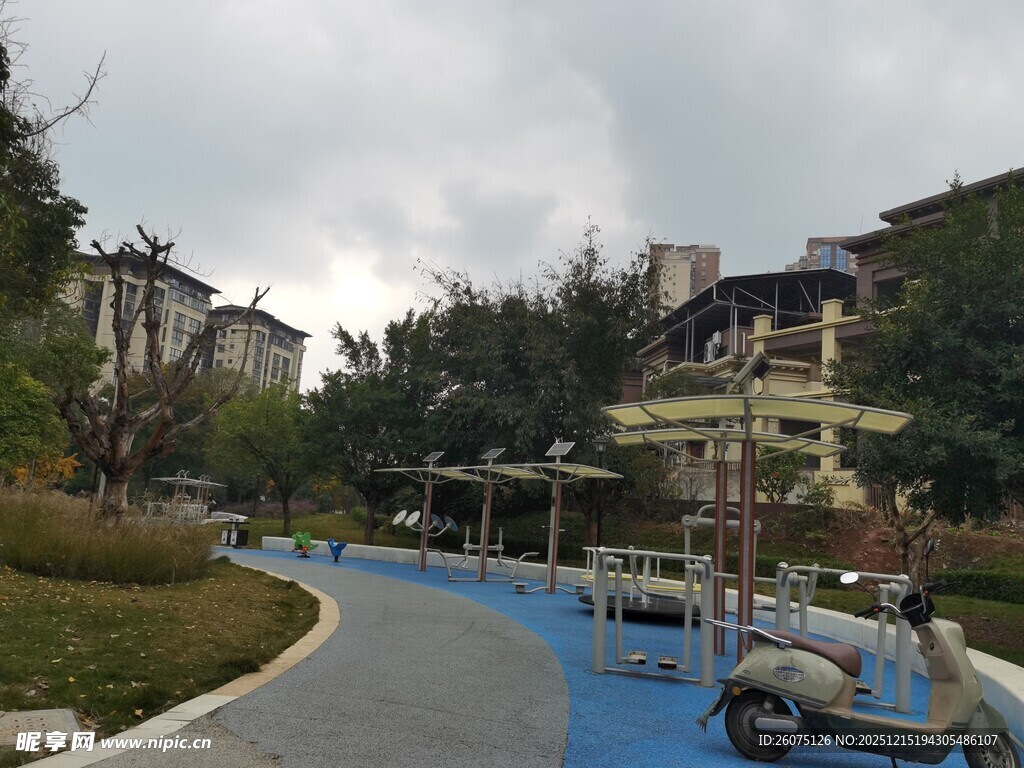 小区内的蓝色休闲步道