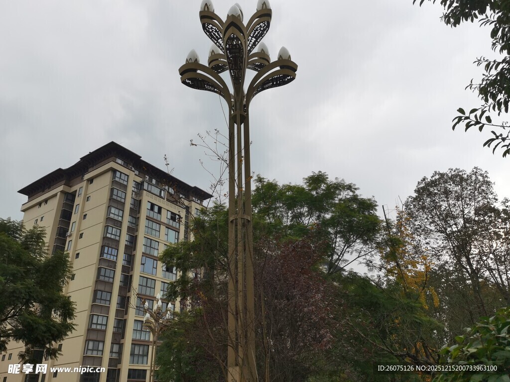 独特雕塑立于建筑树木间