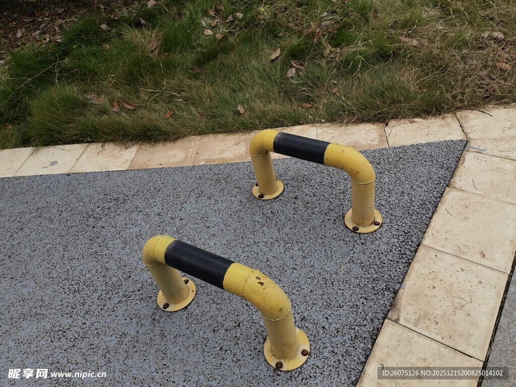 户外黄色健身扶手设施