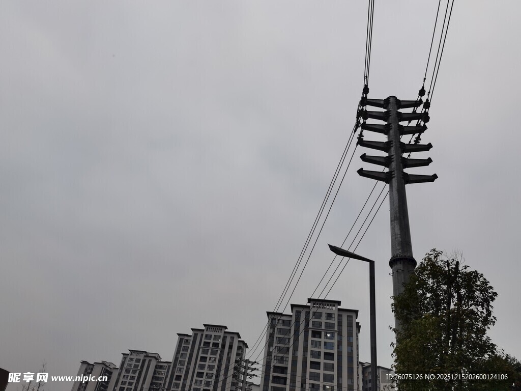 城市中电线杆与林立高楼