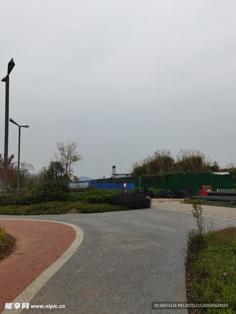 户外弯曲道路景观