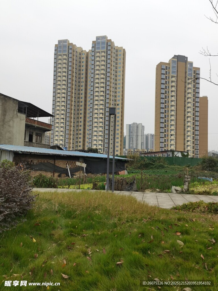 城市与乡村景致融合画面