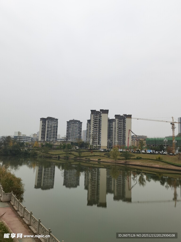 河畔高楼倒影风景图