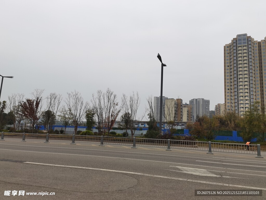 城市空旷道路与高楼景观