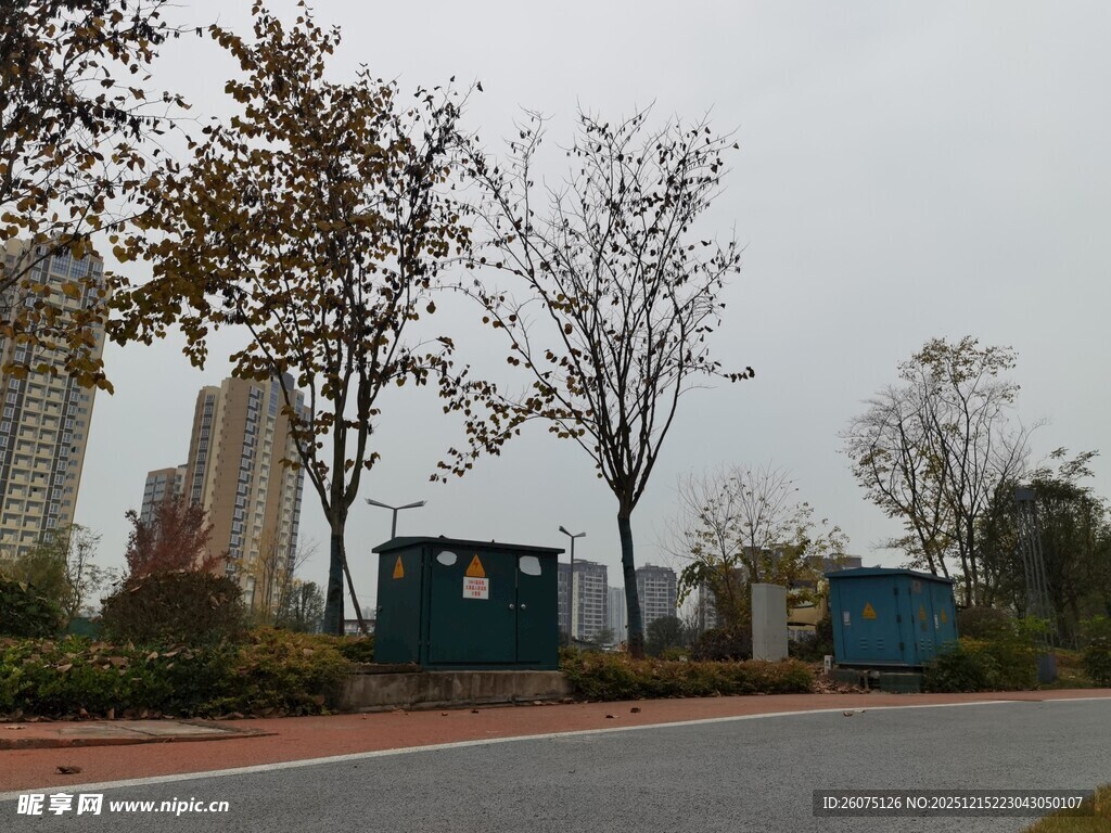 户外道路旁的箱式设备