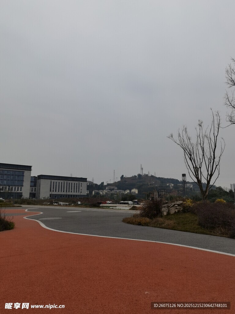 户外红色步道与远处建筑