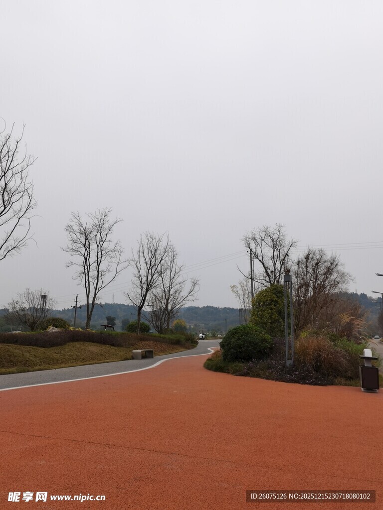 红色步道旁的冬日景致