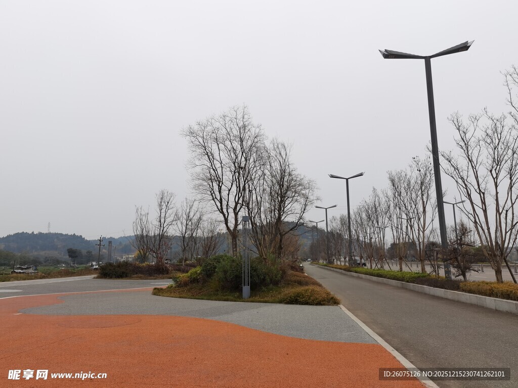 城市道路旁的空旷景观