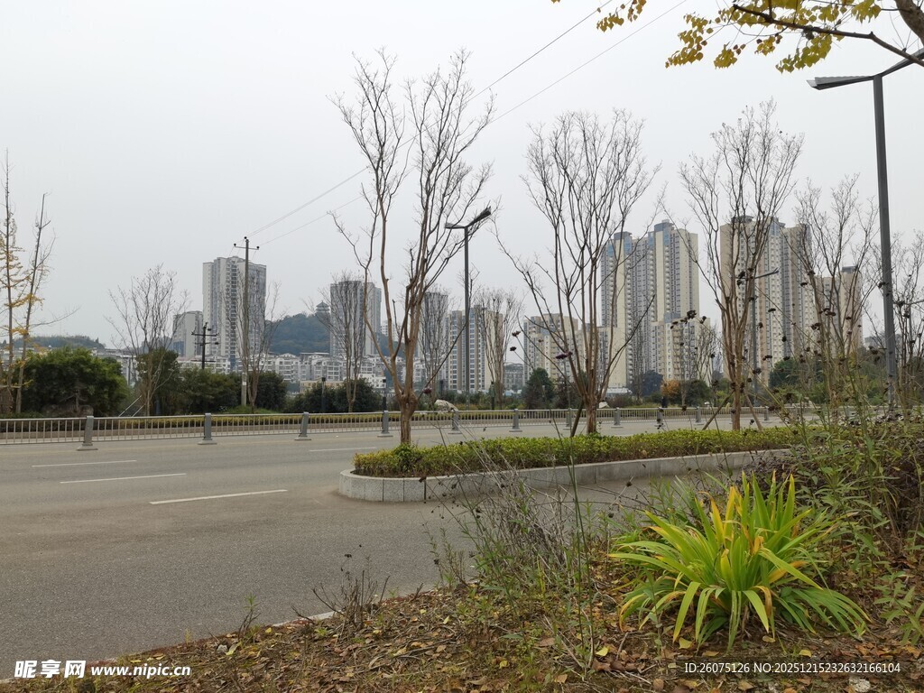 城市空旷场地与远处高楼