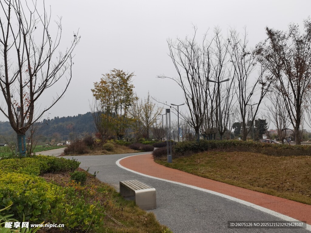 城郊蜿蜒多彩健身步道