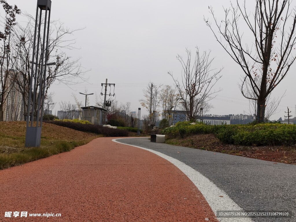 城市中的彩色健身步道