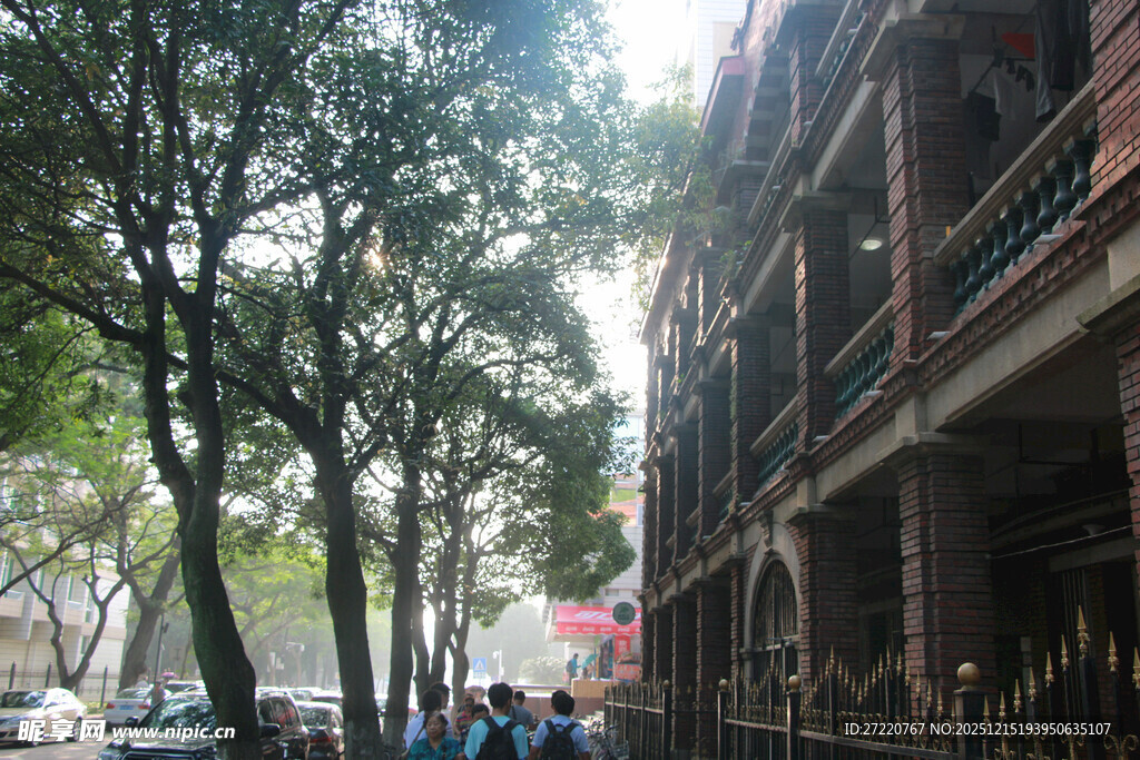 城市街道旁的建筑与行人 厦门