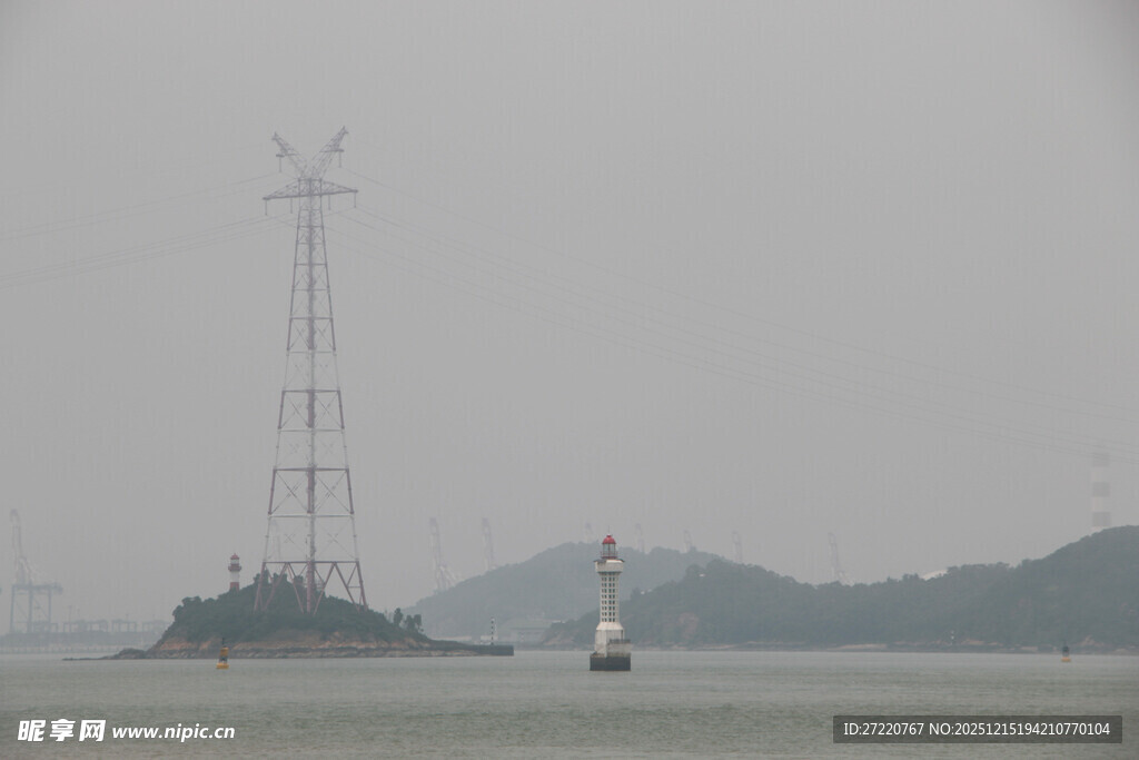 海上输电塔与船只景象 厦门