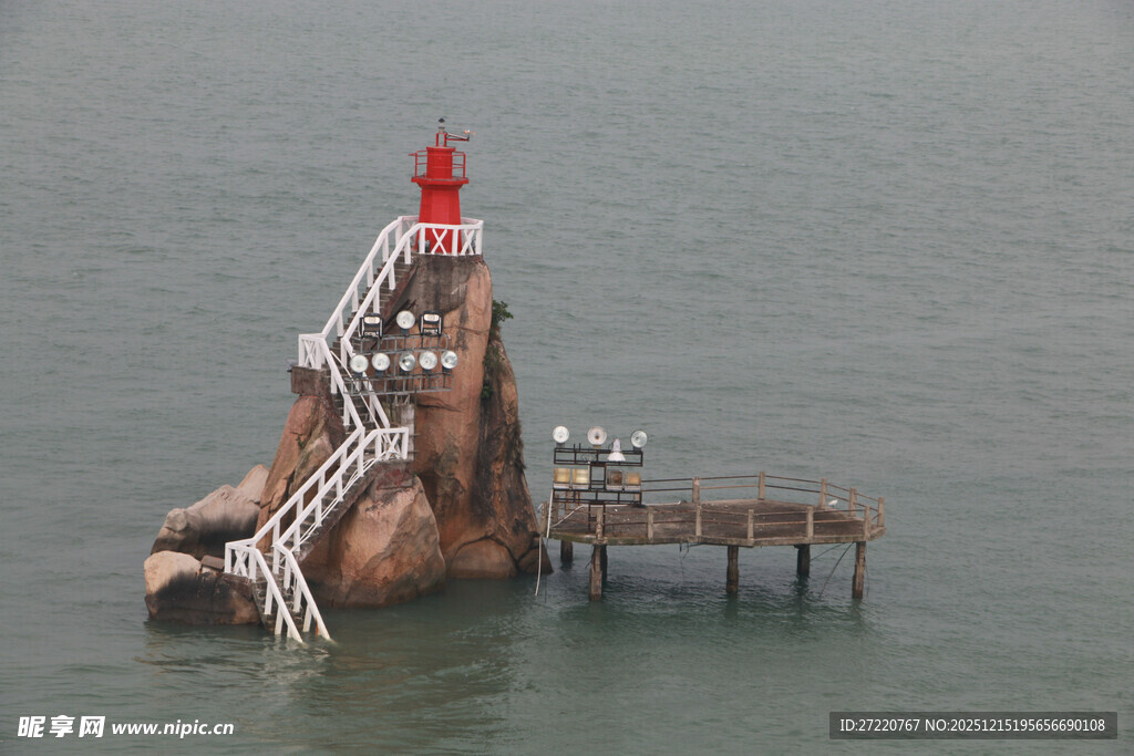厦门鼓浪屿海上孤岩灯塔景观