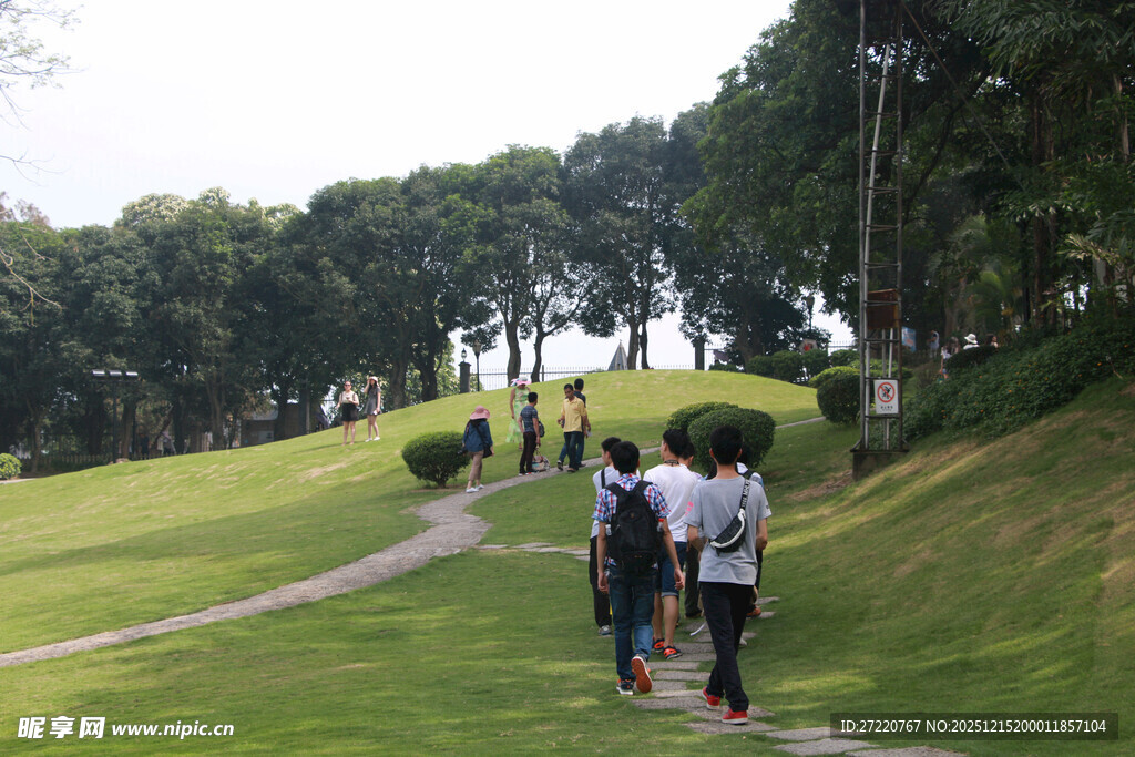 厦门公园小径上的漫步人群