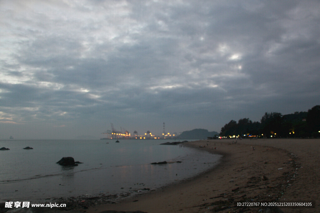 厦门鼓浪屿海边阴云 