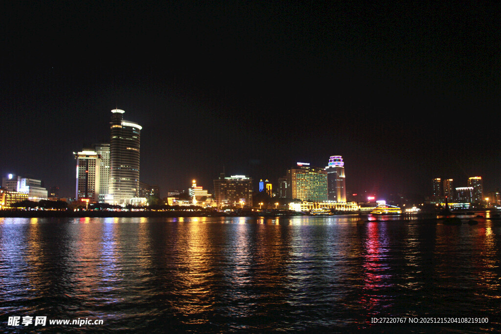 城市璀璨夜景倒映水面 厦门