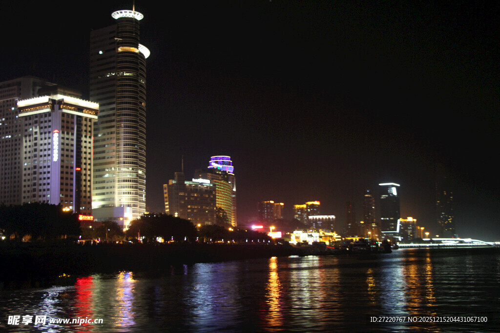 城市璀璨夜景与河畔风光