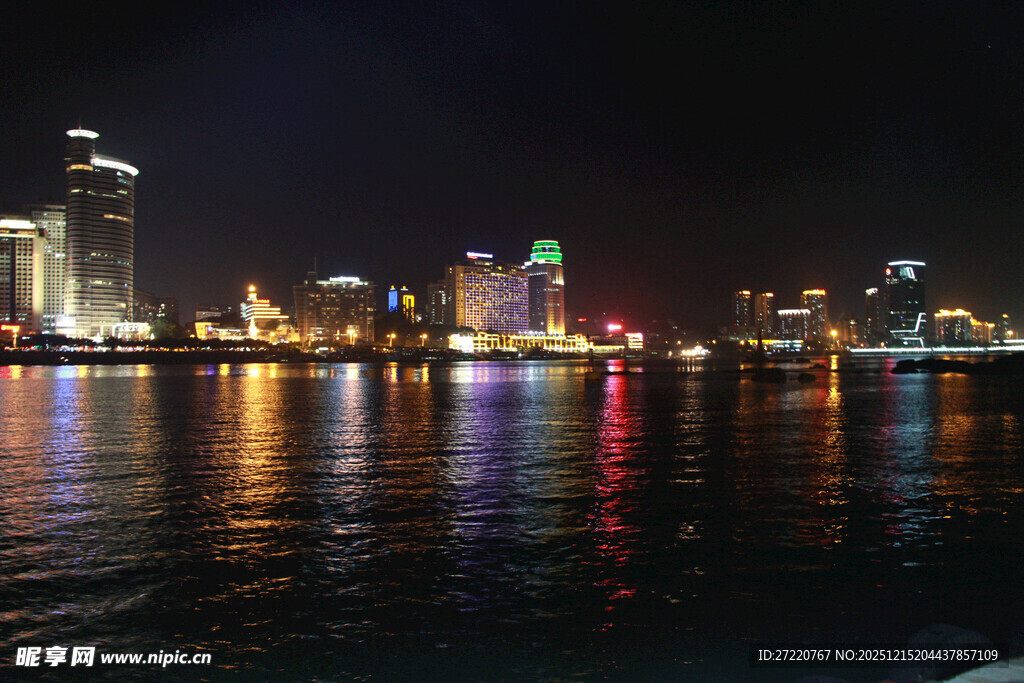 城市璀璨夜景倒映水面 厦门