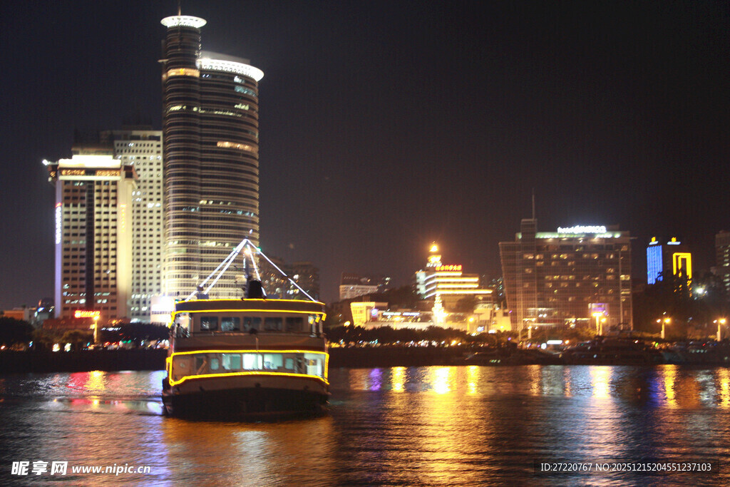 城市夜景中的游船 厦门鼓浪屿