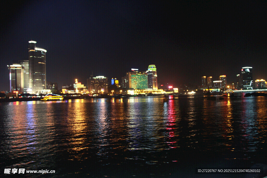 城市璀璨夜景倒映水面 厦门
