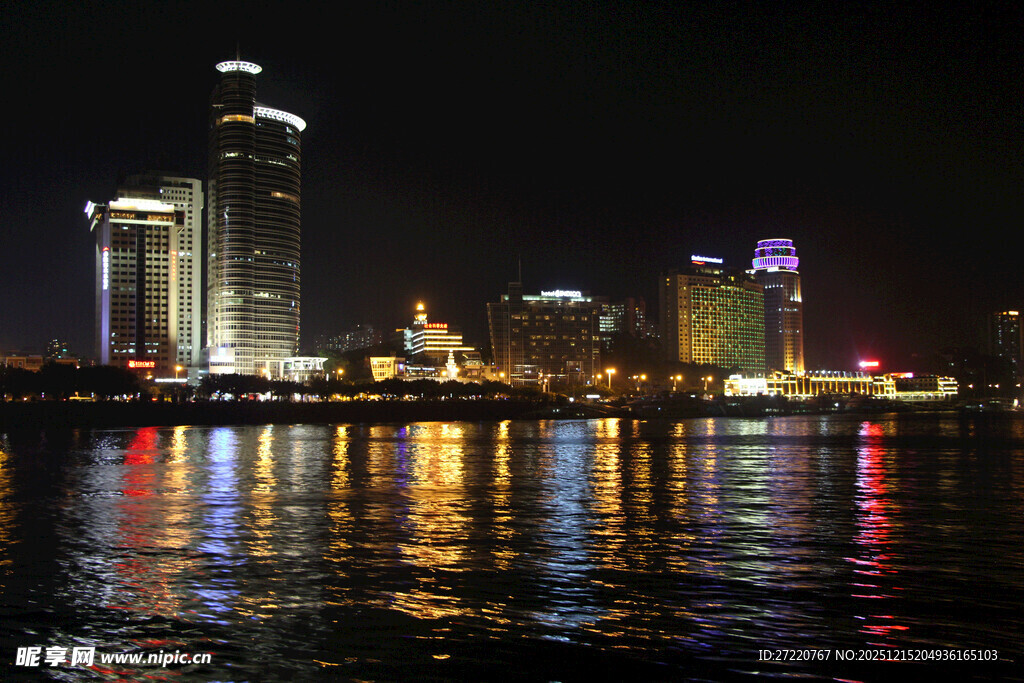 城市璀璨夜景倒映水面 厦门