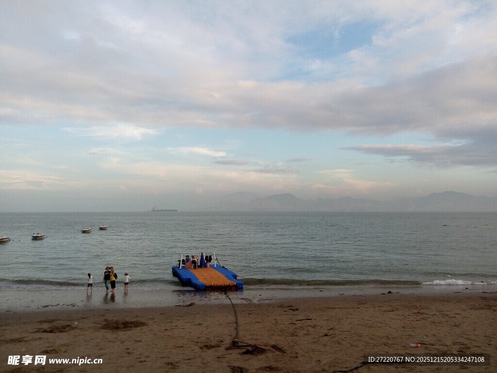 厦门鼓浪屿海滩上的休闲时光